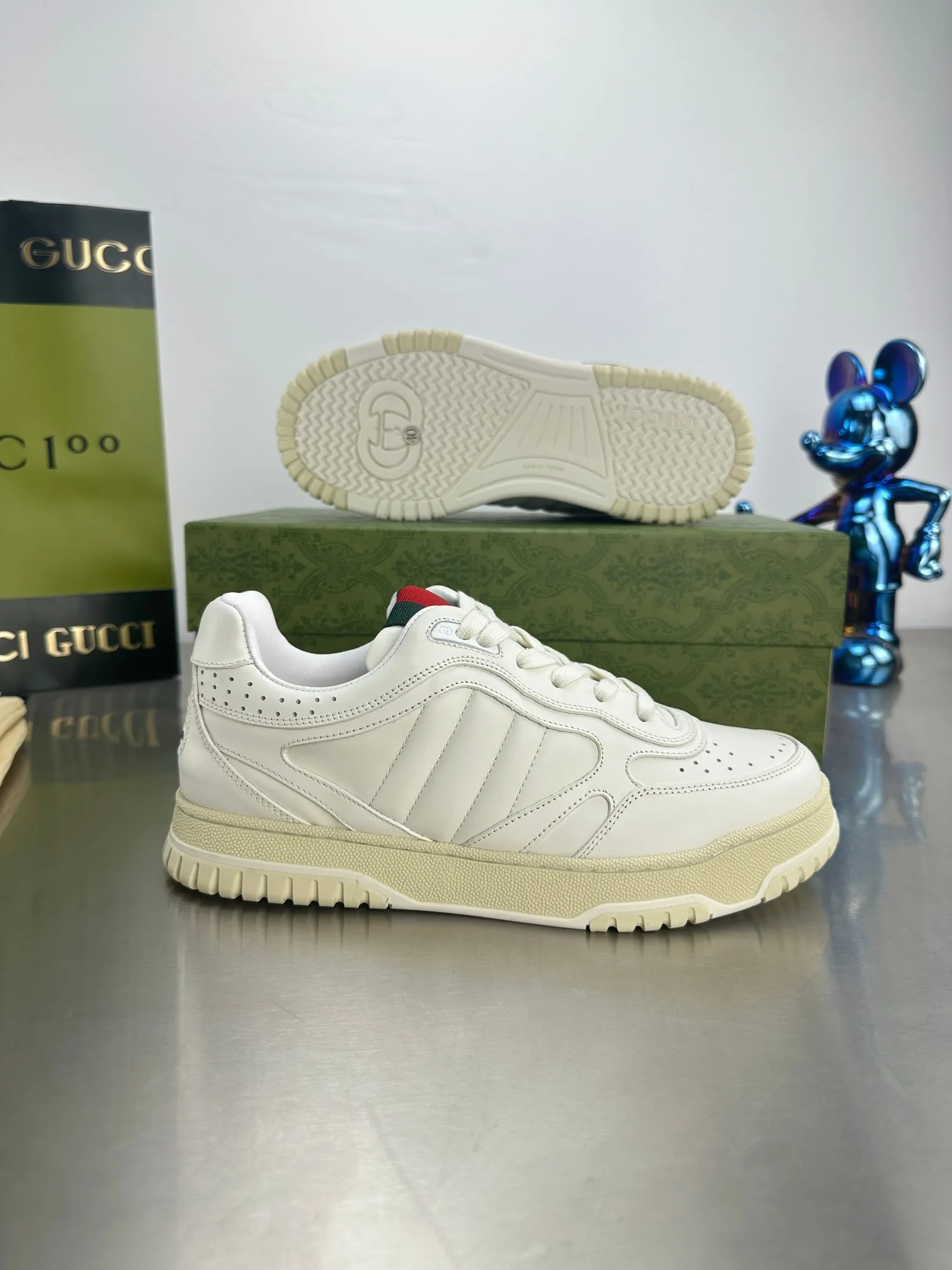👟👟Ex-factory price 600👟👟 Gucci's latest hot-selling series of high and low-cut distressed couple's sneakers are shipped. The original version is purchased, developed and manufactured. This high-low top sneaker adopts a basketball-style silhouette design, cleverly integrated with hollow panels and distressed effects, showing its unique ingenuity. The ingenuity incorporates brand logo details such as interlocking Double G styling accessories and Gucci lettering, a low-key tribute to the brand's design heritage. Exquisite packaging at the delivery counter 🛍📦 ▪️ Fabric: Original customized imported first-layer cowhide ▪️ Lining: Imported high-grade mesh ▪️ Sole: Original molded TPU sole ▪️ Sole thickness: 3cm ▪️ Size: Women's 35-41 (Women's 41 customized)